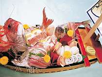 大洗・ひたちなかの格安ホテル藤屋ホテル　さしみ舟盛一例　旬の魚を思い切り食べたい方は、別注文でお受けします。