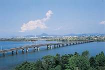さえぎるものは何もない!爽快琵琶湖大橋をのぞむ景色