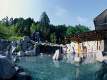 天然温泉「朝妻の湯」：エリア最大級の約1500平米の広々とした天然温泉大露天風呂です！