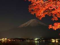 霜月の満月に照らされた富士山