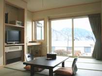 リニューアルした1階和室あやめ中禅寺湖に面した眺めの良いお部屋です。