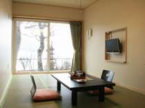 1階和室（バス無・トイレ有）お部屋の一例です。中禅寺湖に面しています。