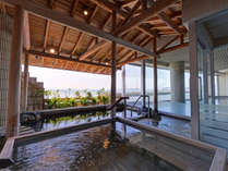 *露天風呂/天然ラドン温泉が湧き出る湯船。竹島の情景を眺めながら至福のひと時をお過ごし下さい。