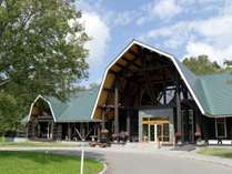 ◆カナダ産木材を贅沢に使用したログハウス風ホテル森林に囲まれた敷地は四季折々の景色を楽しめます。