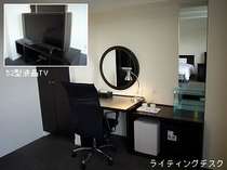52型液晶TVを設置、デスクはLAN回線もありビジネスで充分ご満足頂ける広さです。