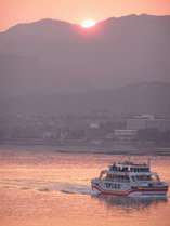 海側客室から見る行き交うフェリーと夕陽