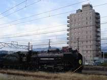 ホテルから観えるＳＬ　Ｄ51形式蒸気機関車
