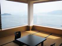海に浮かぶような眺め。窓が大きく開放的な和室