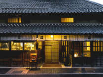 景観重要建造物にも指定される風格ある雰囲気で、日本建築の上質さと美しさを兼ね備えています。