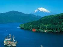 富士山は、四季折々表情を変えてその秀麗な姿を見せてくれます