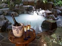 記念日プランのイメージ。温泉に入りながらシャンパンで至福のひとときを。