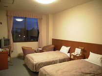 【ツインルーム】壁や床にもこだわった快適なお部屋です。