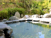 【和風・露天風呂】天然温泉でお肌ツルツル！露天風呂では四季折々の風情をお楽しみいただけます。