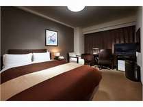 【ダブルルーム】お部屋の広さ１８平米。ベッド幅１４０ｃｍの日本ベッド製ダブルサイズベッドを採用。