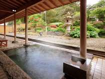 大浴場露天風呂からは、当館の日本庭園を眺めることができ、のんびりご入浴ができます。