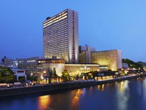 中之島にある「大阪の迎賓館」30階建てのタワーウイングをはじめ3棟からなる堂々たる外観