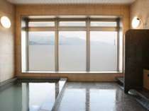 ９Ｆ展望大浴場…石鎚山を眺めながらご入浴が楽しめます♪営業時間：朝６時～９時　１４時～２４時まで　