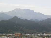 駅側客室から見える西日本最高峰の石鎚山（夏）