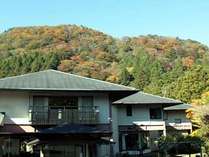 11月初旬の遊仙観玄関前。山々が秋色に染まりはじめました。