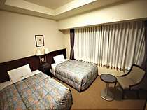 ツインルーム客室画像　■ベッド幅120cm×2台　ゆったりとした広さの客室で快適な滞在を☆