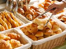 ■朝食のパンは常時４種類以上をご用意！お好きなパンをお選び下さい。