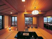 15畳の広い和室で過ごす時間は十人十色。毎日違う景色を見せてくれる田沢湖に臨む角部屋