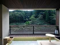 熊野モダンルームの高野槇のお風呂（テーブル付なのでお酒を飲みながら足湯もできます）