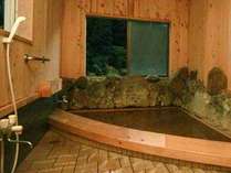 源泉たった８ｍの温泉！源泉100％の天然温泉掛け流しの内風呂。