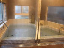 左の浴槽が炭酸水素塩泉、右の浴槽が硫酸塩泉です。