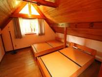 別荘タイプ6人用木のぬくもりあふれる屋根裏の寝室。　