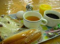 パン　コーヒー　フルーツジュース（１００％）　ゆで卵　スープ　