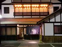 歌舞伎小屋そっくりの粋な外観も夜には様変わり・・・♪
