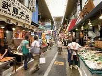 旦過市場内の雰囲気。北九州ならではの地魚、明太子、名物「じんだ煮」などが安く手に入ります！