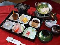 朝食：和定食(一例)　お造りとしらすの食べ放題もあります♪スタッフおすすめの「しらす丼」をぜひどうぞ♪