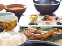 【朝食一例】頭からがぶり!丸ごと食べれるハタハタ