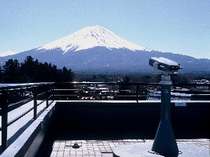 富士山と湖が織りなす360度の自然の大パノラマを見渡す「富士山展望台」