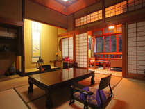 ◆【通常客室】天井と床柱には、桜の木を使用。一部屋一部屋の創りが違う。