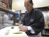 ◆旅館・大橋総料理長、知久馬惣一。現代の名工と言われる県内随一の腕をもつ料理人。