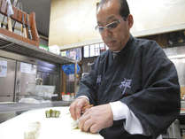◆旅館・大橋総料理長、知久馬惣一。現代の名工と言われる県内随一の腕をもつ料理人。