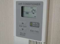 お部屋の空調管理は、温度調節ボタンと運転切替ボタンで簡単に行えます。