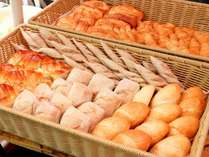 パン類も豊富な種類からお好きなだけお召上がりください。※朝食バイキングイメージ