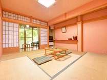 *和室8畳（客室一例）/当寺院自慢の庭園を眺めながら四季の移ろいを五感で感じられるお部屋。