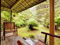 *和室8畳（客室一例）/当寺院自慢の庭園を眺めながら四季の移ろいを五感で感じられるお部屋。