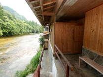 当館には川沿いに３つの天然温泉の貸切風呂がございます。