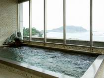 海が広がる展望風呂(男湯)なんとシャワーも窓際に♪海を眺めながら身体を洗えます！