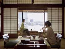 こちらは本館特別和室。上質なしつらえと丁寧なサービスに心癒されるひとときを。