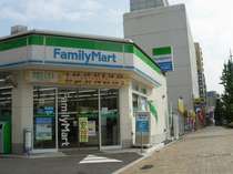 ファミリーマートまで徒歩30秒♪とっても便利です!