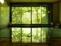 大浴場の大きな窓からは一面の緑。自然に溶け込むようなひととき