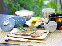 *朝食の一例　自家製の干物や地物野菜やお刺身など。海鮮を使った和朝食。