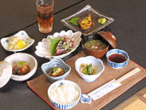 朝食の一例　自家製の干物や地物野菜やお刺身など。海鮮を使った和朝食。